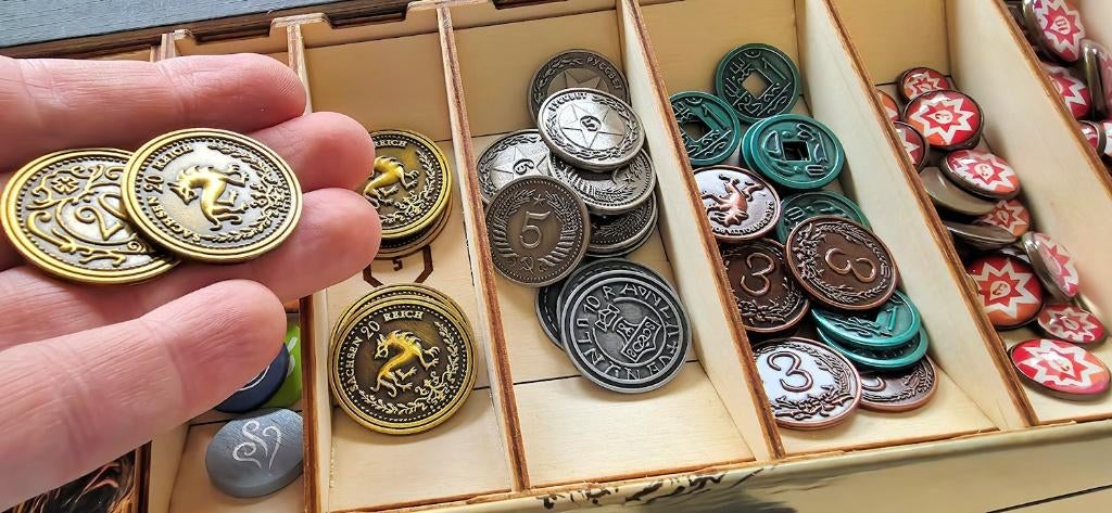 Gloomhaven + insert + token upgrades + extras (ongespeeld), Een of twee spelers, Ophalen of Verzenden, Zo goed als nieuw, Cephalofair Games