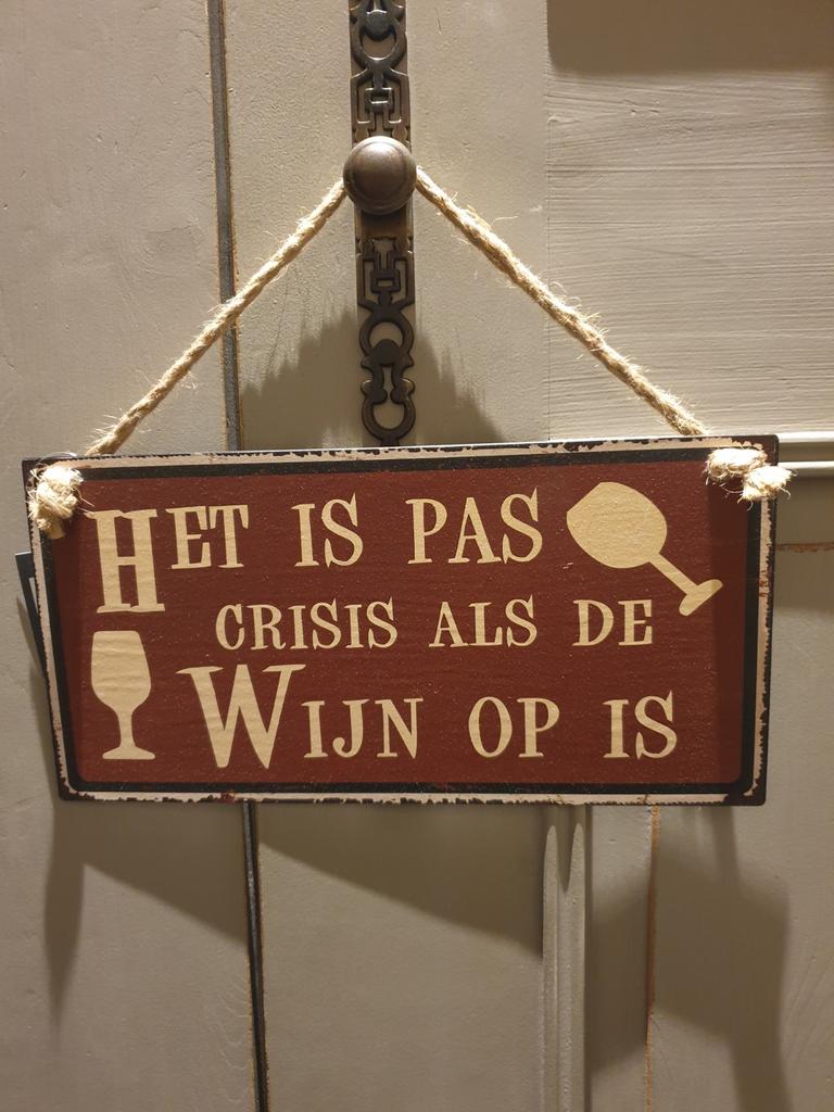 Metalen tekst bord "Crisis als de wijn op is" spreuk, Huis en Inrichting, Woonaccessoires | Tekstborden en Spreuken, Ophalen of Verzenden