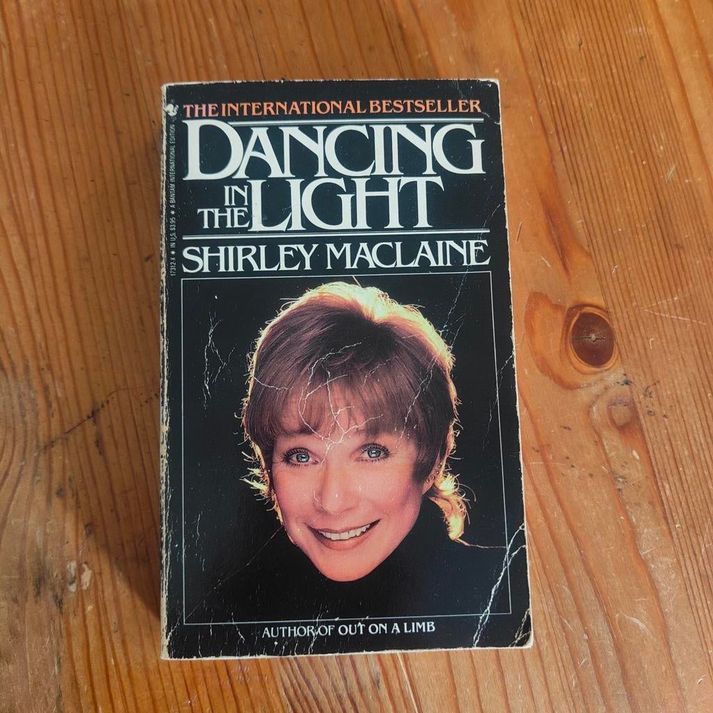 Dancing in the Light - Shirley MacLaine, Boeken, Biografieën, Gelezen, Esoterie en Spiritualiteit, Ophalen of Verzenden
