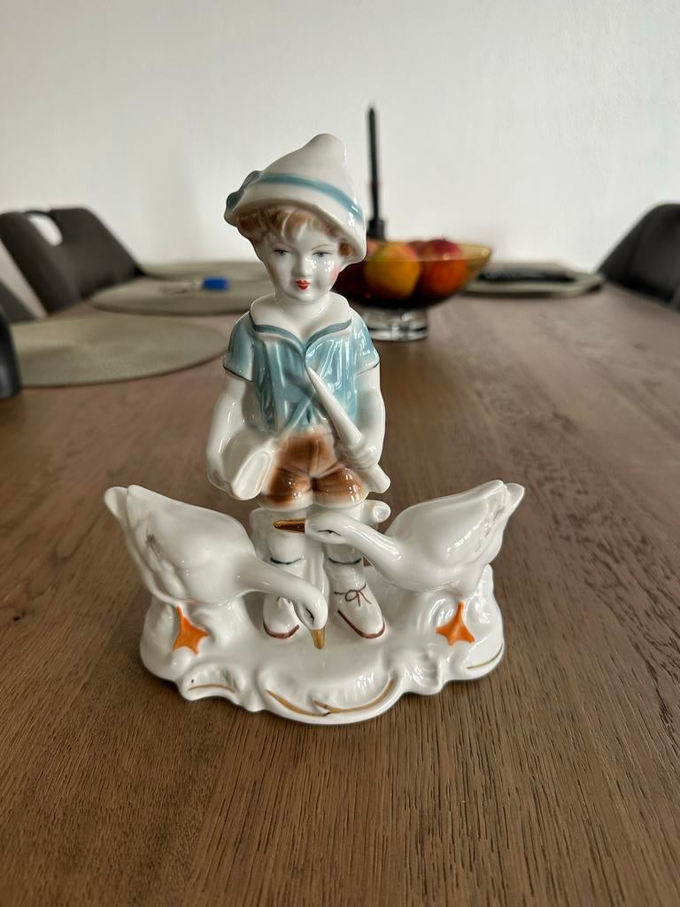 Vintage Porseleinen Beeldje Jongen met Zwanen, Antiek en Kunst, Kunst | Beelden en Houtsnijwerken, Ophalen of Verzenden