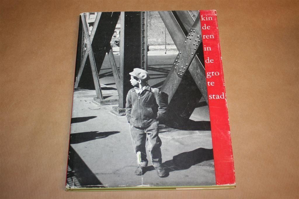 Kinderen in de Grote Stad. Mooi Fotoboek - 1958, Boeken, Ophalen of Verzenden, Gelezen