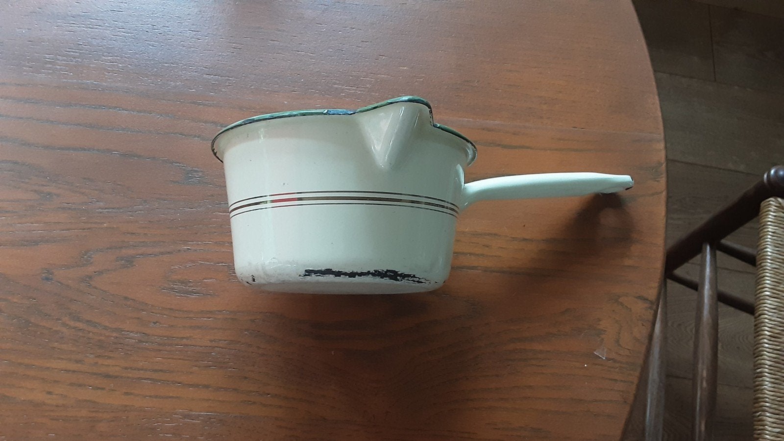 Vintage geëmailleerd steelpannetje - wit met groene rand, Antiek en Kunst, Ophalen of Verzenden