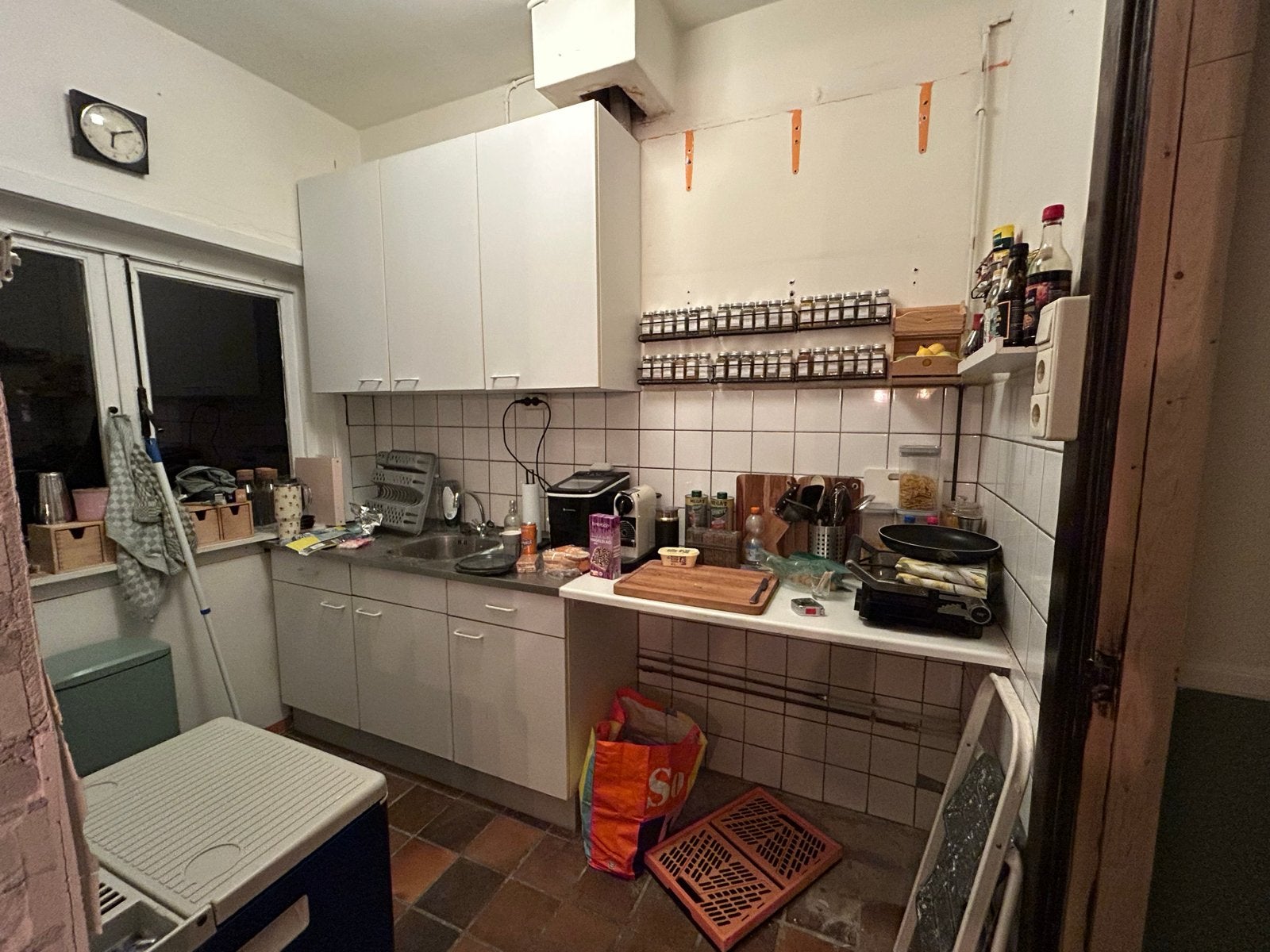 Compacte witte keuken met bovenkasten, Huis en Inrichting, Keuken | Complete keukens, Ophalen, Gebruikt, Wit, Enkelwandige keuken