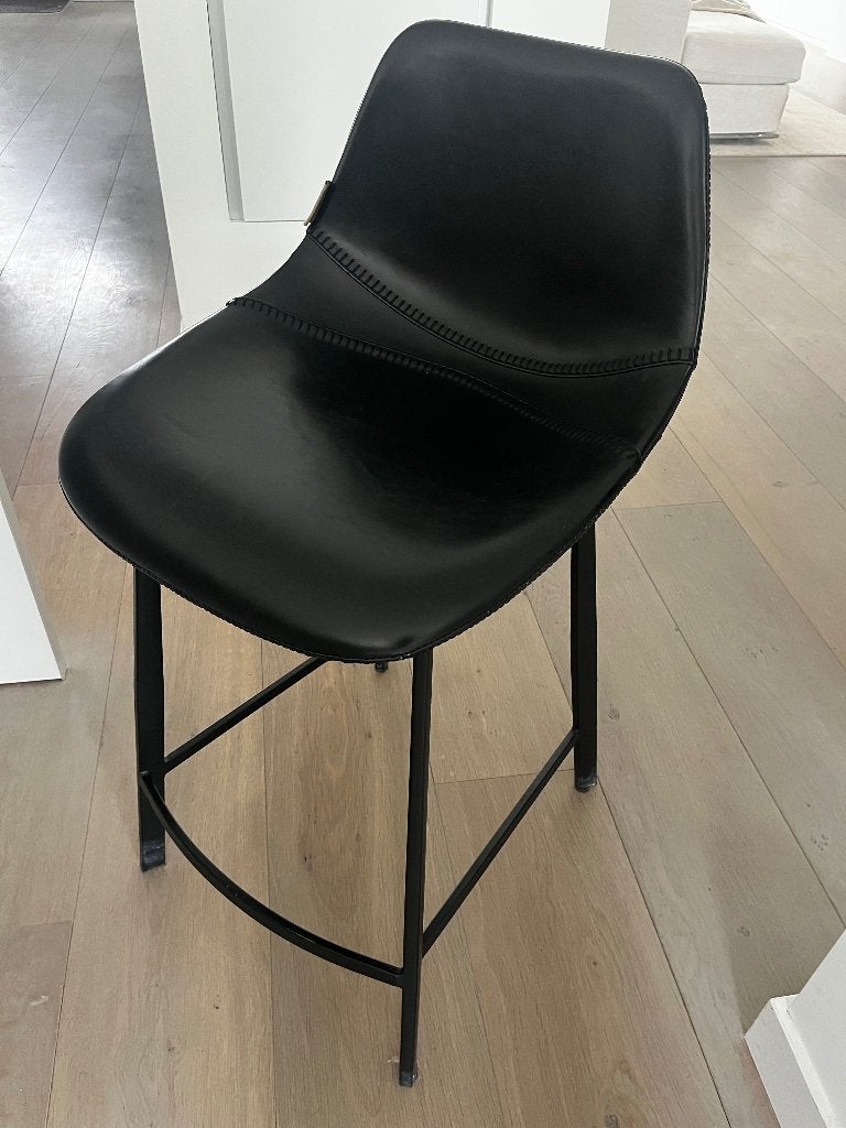 Barkruk Dutchbone zwart PU-leer en metalen frame, Huis en Inrichting, Barkrukken, Ophalen, 60 tot 90 cm, Zo goed als nieuw, 1 kruk