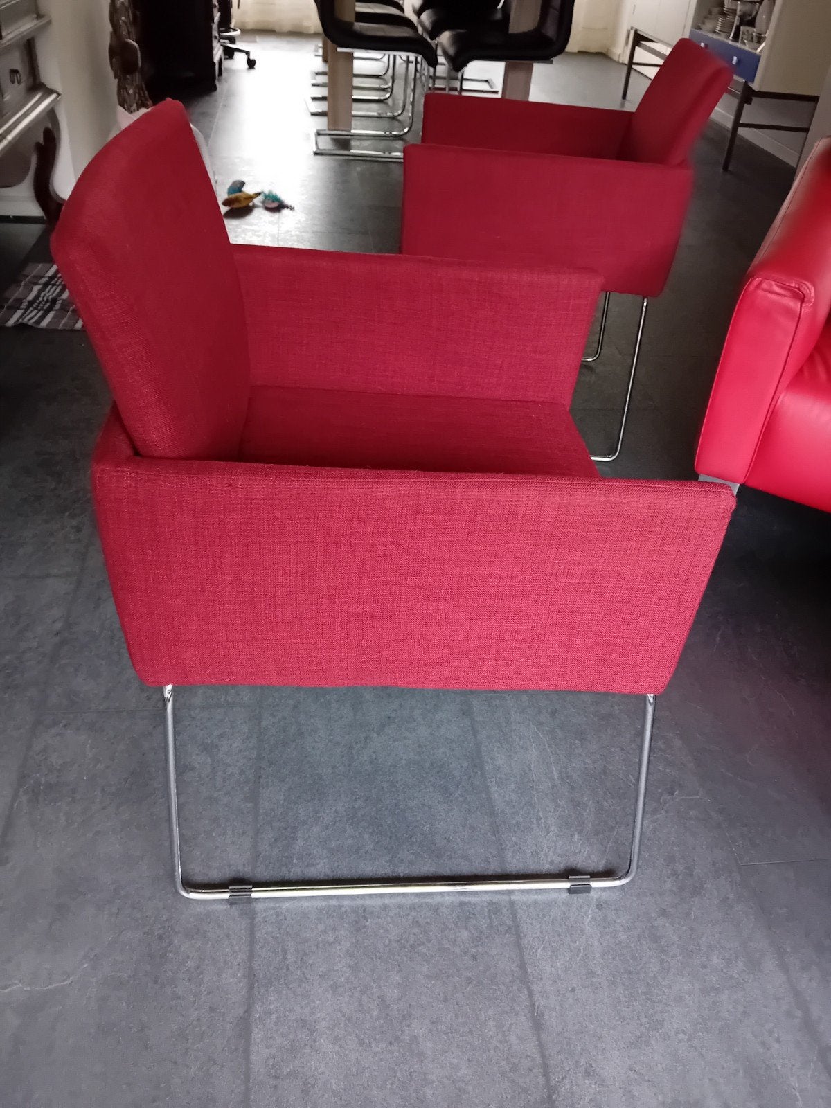 2 rode stoffen Design fauteuils met chromen sledevoet, Ophalen, Rood, Twee