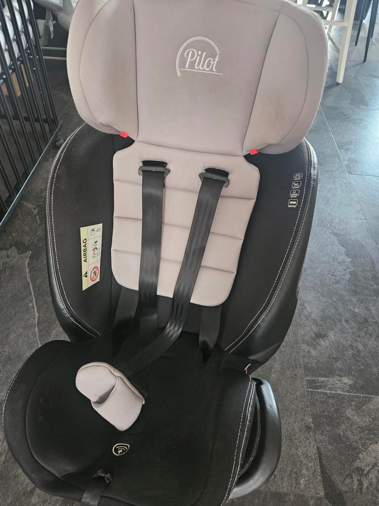 Gebruikte autostoel met Isofix, Top Tether en verkleinkussen, Autogordel of Isofix, Gebruikt, 0 t/m 18 kg, Zijbescherming