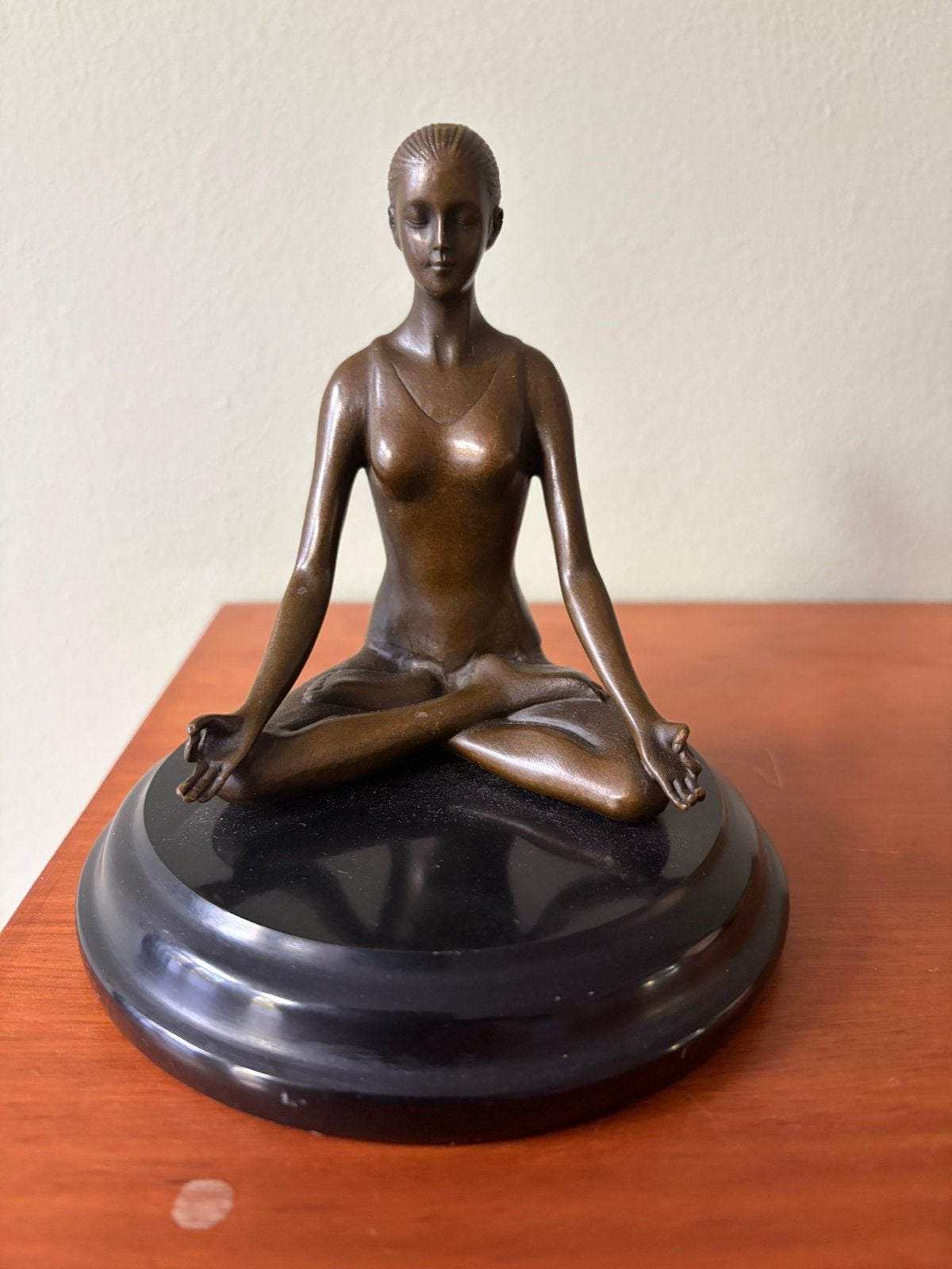 Mediterende vrouw, bronzen beeld op marmeren voet., Minder dan 20 cm, Ophalen of Verzenden, Brons, Beeld