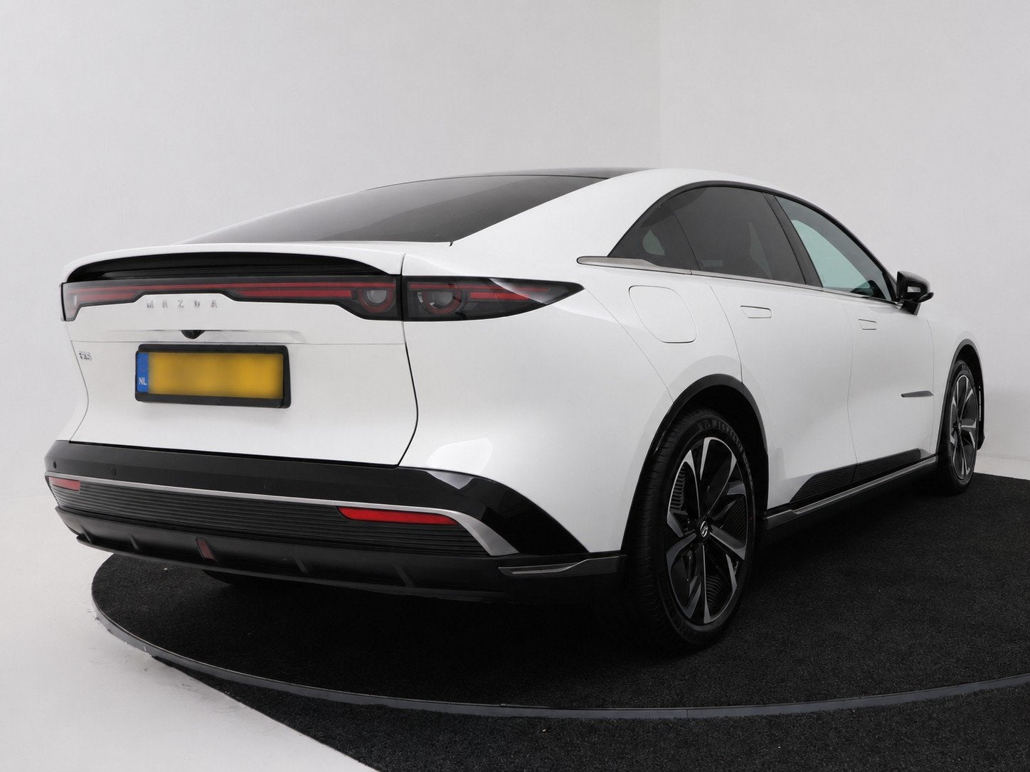 Mazda 6e Takumi 68.8 kWh | Snelladen in 24 minuten van 10 na, Automaat, 12 maanden, Zwart, 375 min