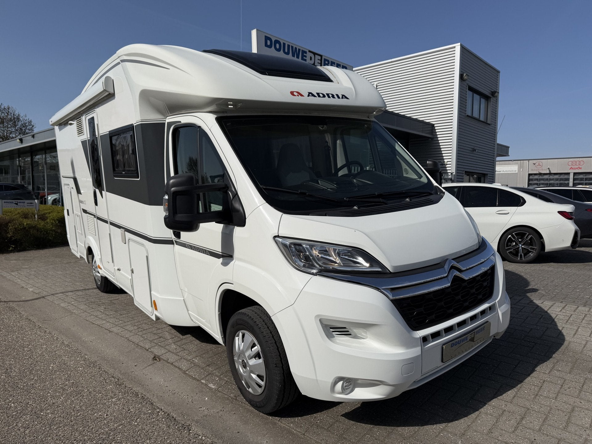 Adria MATRIX 600 DT Nav | Zonnepaneel | Hefbed Unieke camper, Caravans en Kamperen, Ringverwarming, Navigatie, 7 tot 8 meter, De Giessen 1
8253PR  DRONTEN, NL