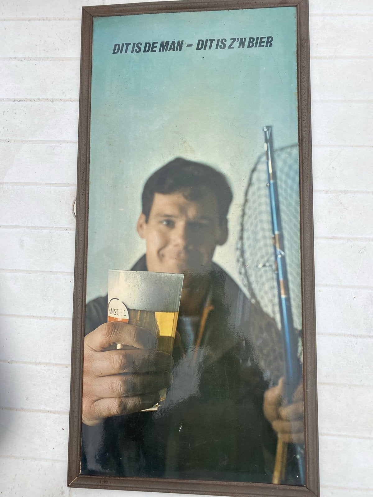 Vintage Amstel Bier Reclamebord - Dit is de man, Verzamelen, Merken en Reclamevoorwerpen, Ophalen of Verzenden, Gebruikt, Reclamebord