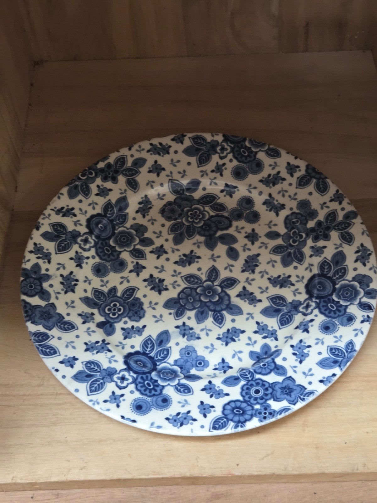 Vintage Maastricht Beatrix bord met blauw bloemmotief, Antiek en Kunst, Antiek | Servies los, Ophalen of Verzenden
