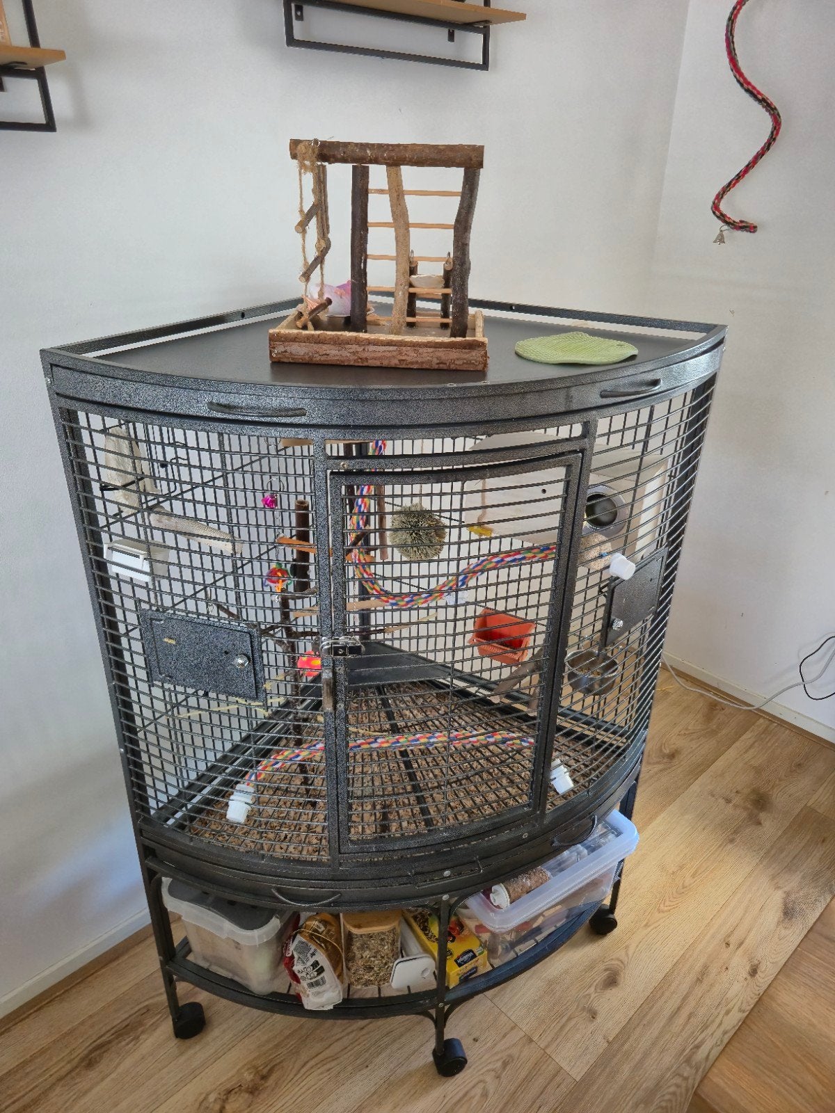 Mooie en praktische Ruimtebesparende Hoekkooi op wieltjes!, Dieren en Toebehoren, Vogels | Hokken en Kooien, Ophalen, Metaal, Vogelkooi