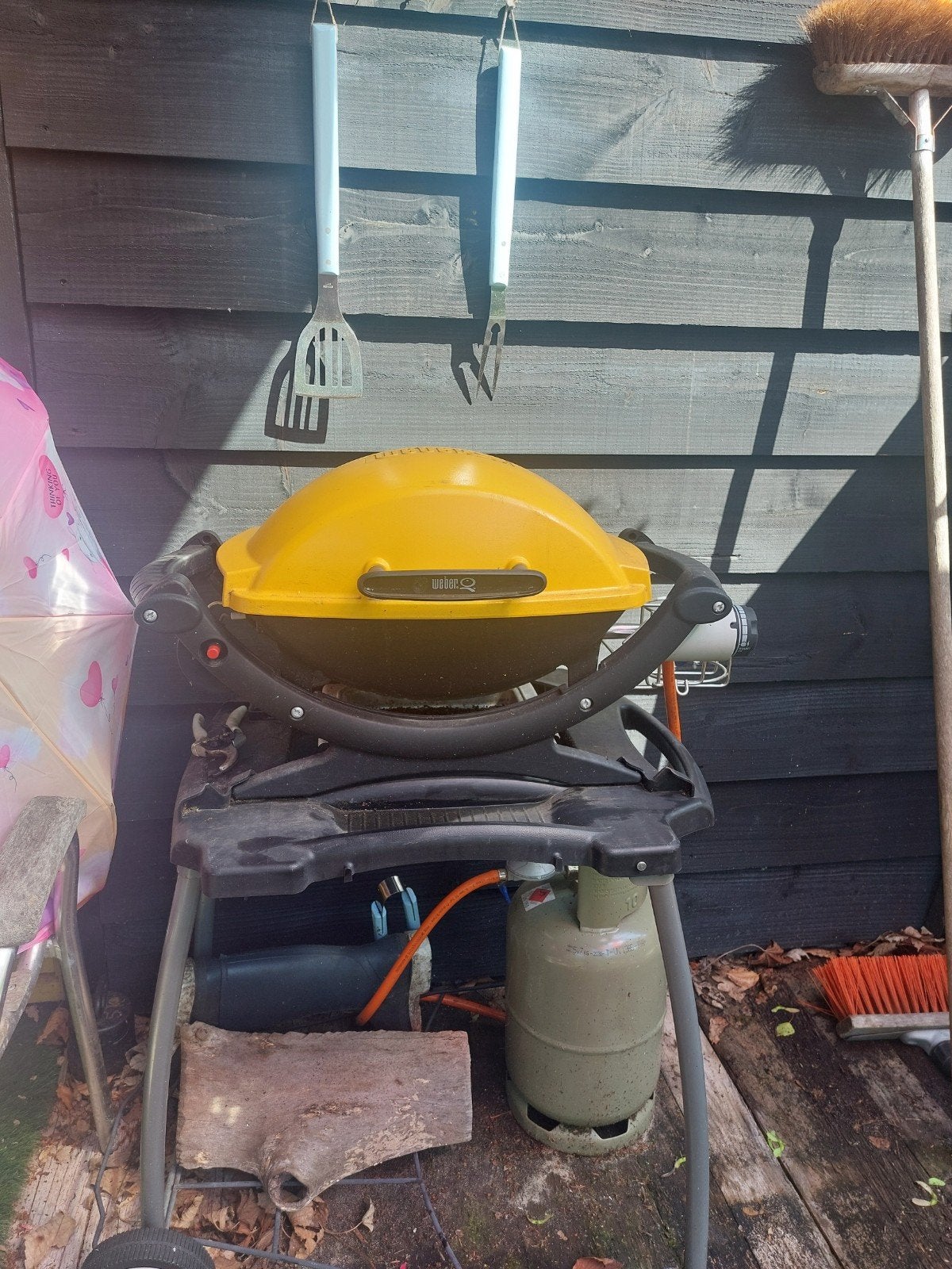 Weber BBQ op gas met onderstel, gasfles en BBQ-bestek, Tuin en Terras, Barbecue-accessoires, Ophalen, Gebruikt, Weber