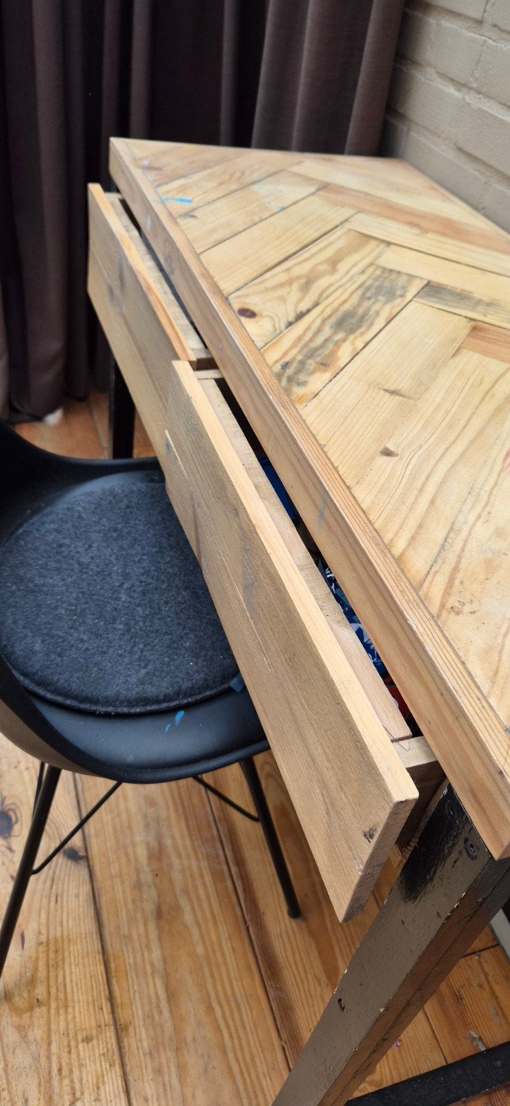 Houten bureau met visgraatpatroon en houten  onderstel, Gebruikt, 50 tot 100 cm, 100 tot 150 cm, Tot twee personen