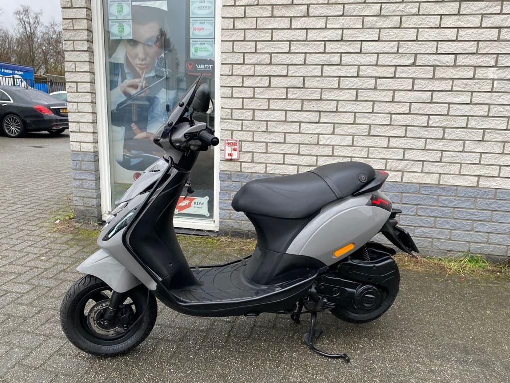 ≥ GAVE PIAGGIO ZIP SP 45KM BROM NARDO GREY BJ2019 11000KM