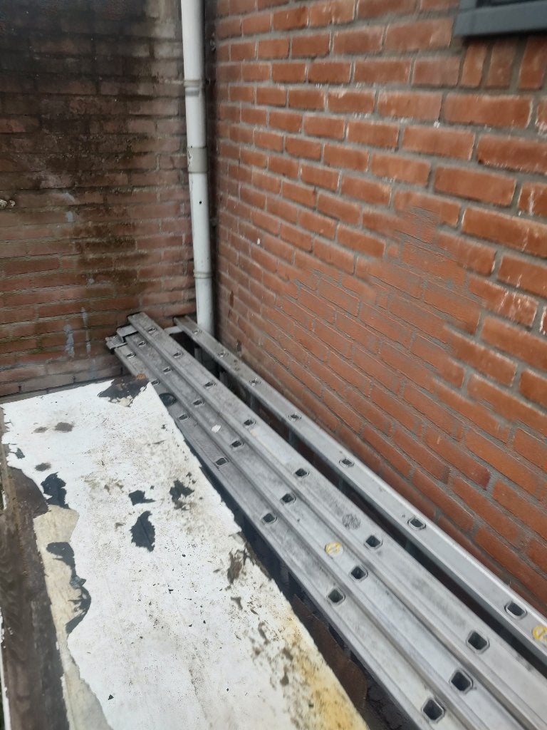 Een drie delige en twee tweedelige dirks ladders