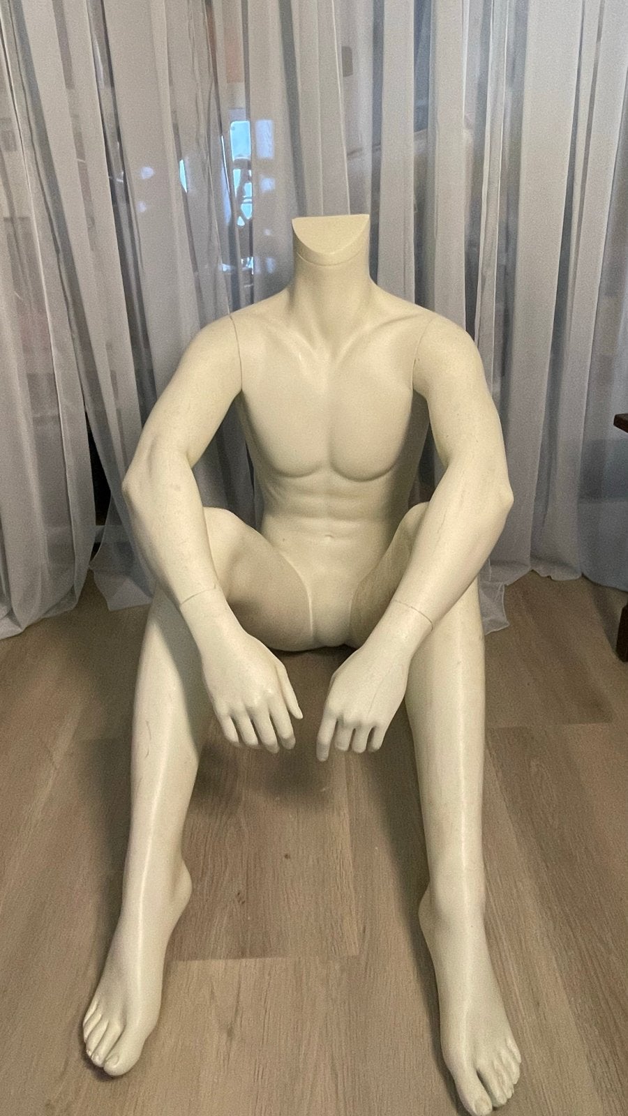 Zittende etalagepop mannelijk torso zonder hoofd, Ophalen