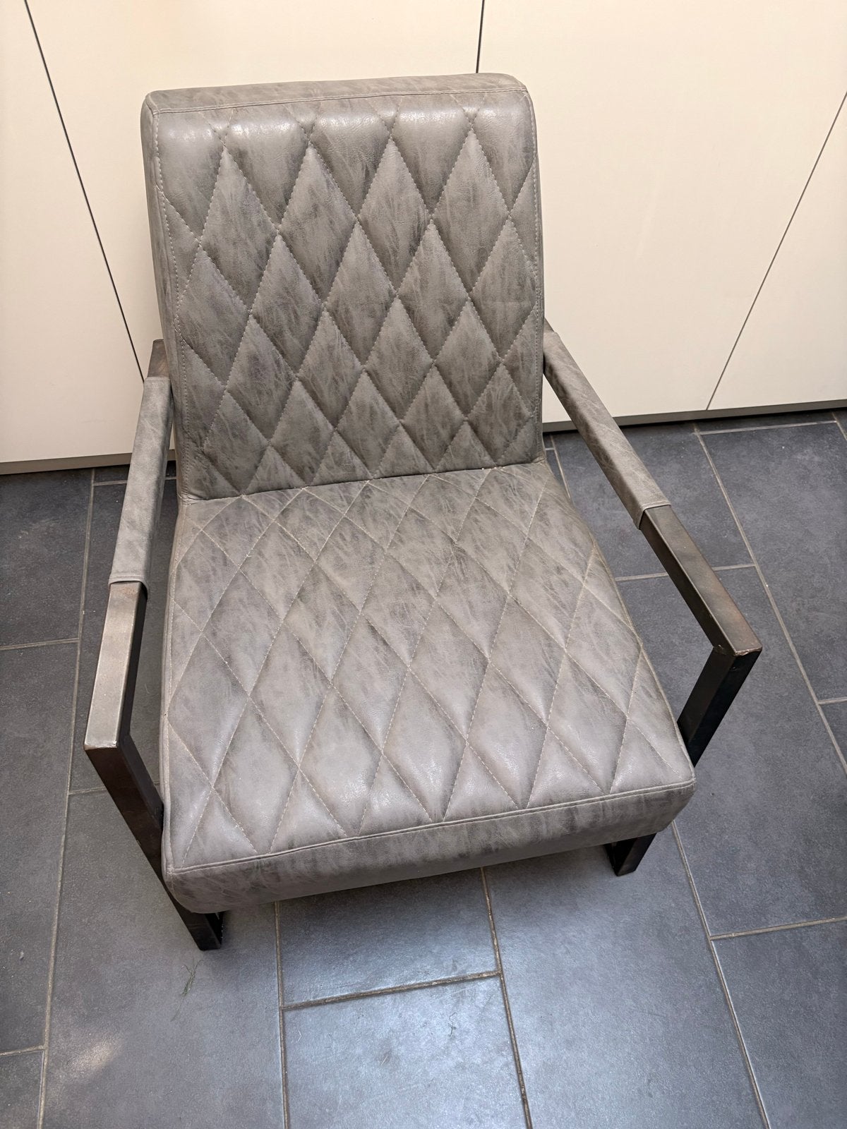 Grijze gestoffeerde stoel (leatherlook) met metalen frame, Huis en Inrichting, Stoelen, Ophalen, Gebruikt, Metaal, Eén