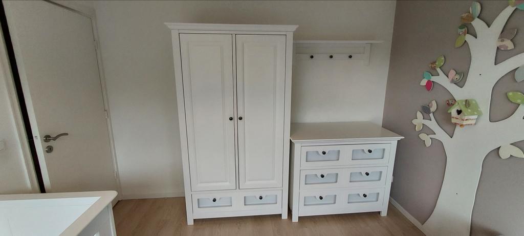 Complete babykamer: ledikant, kledingkast, commode, wandplan, Ophalen, Zo goed als nieuw, Ledikant