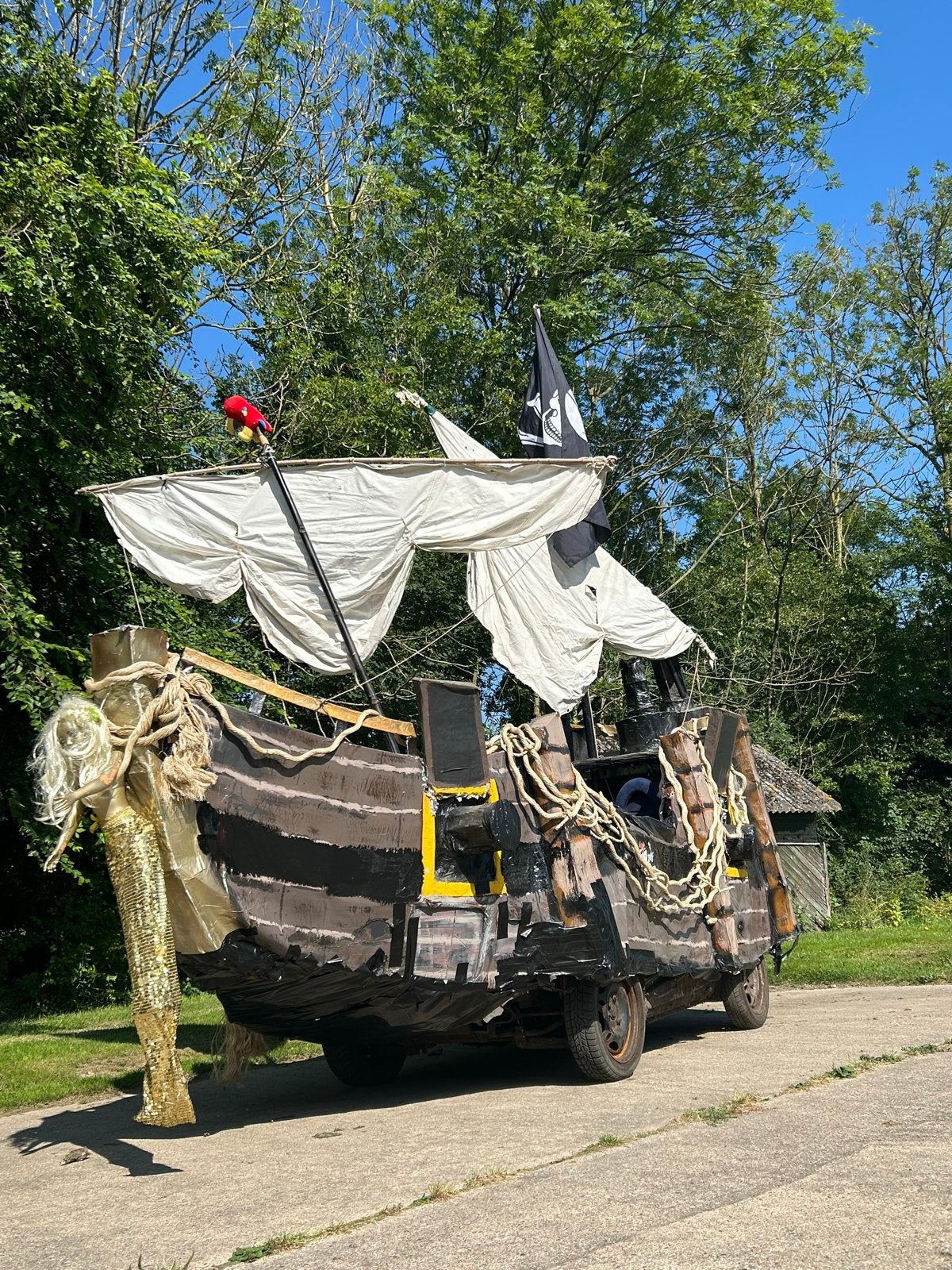 Rijdend piratenschip op een Smart praalwagen, Ophalen, Gebruikt, Carnaval