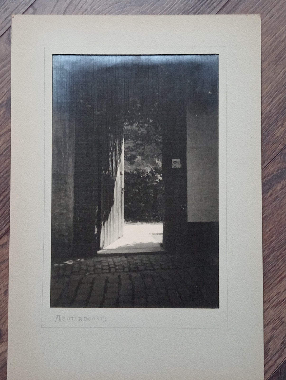 Piet Pijnenburg Foto 'Achterpoortje'  jaren 30, Ophalen of Verzenden, Voor 1940, Gebruikt, Kind