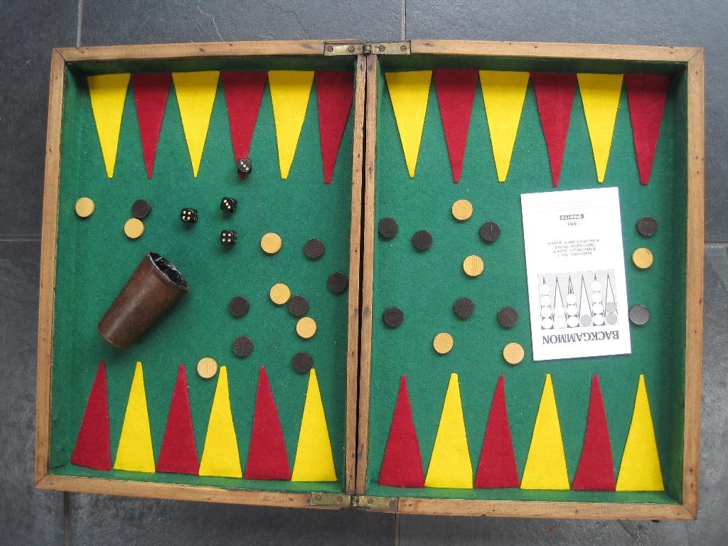 Black Gammon-spel in oude kist, Een of twee spelers, Ophalen, Gebruikt, Onbekend