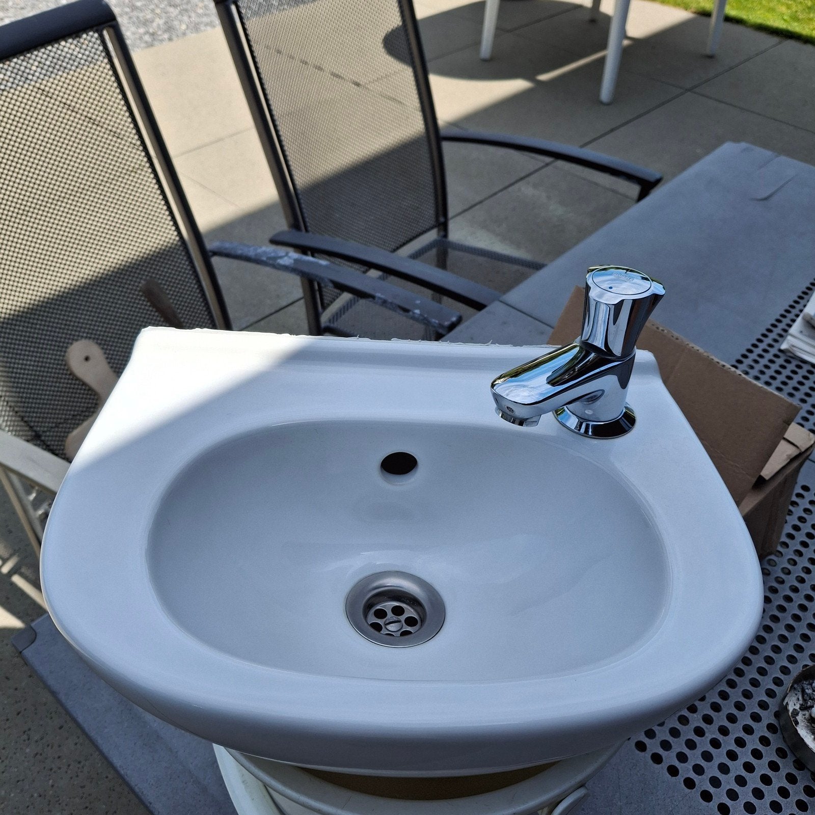 Villeroy & Boch wastafel + sifon + kraan en bevestigingsmate, Ophalen, Zo goed als nieuw, Chroom, Wastafel