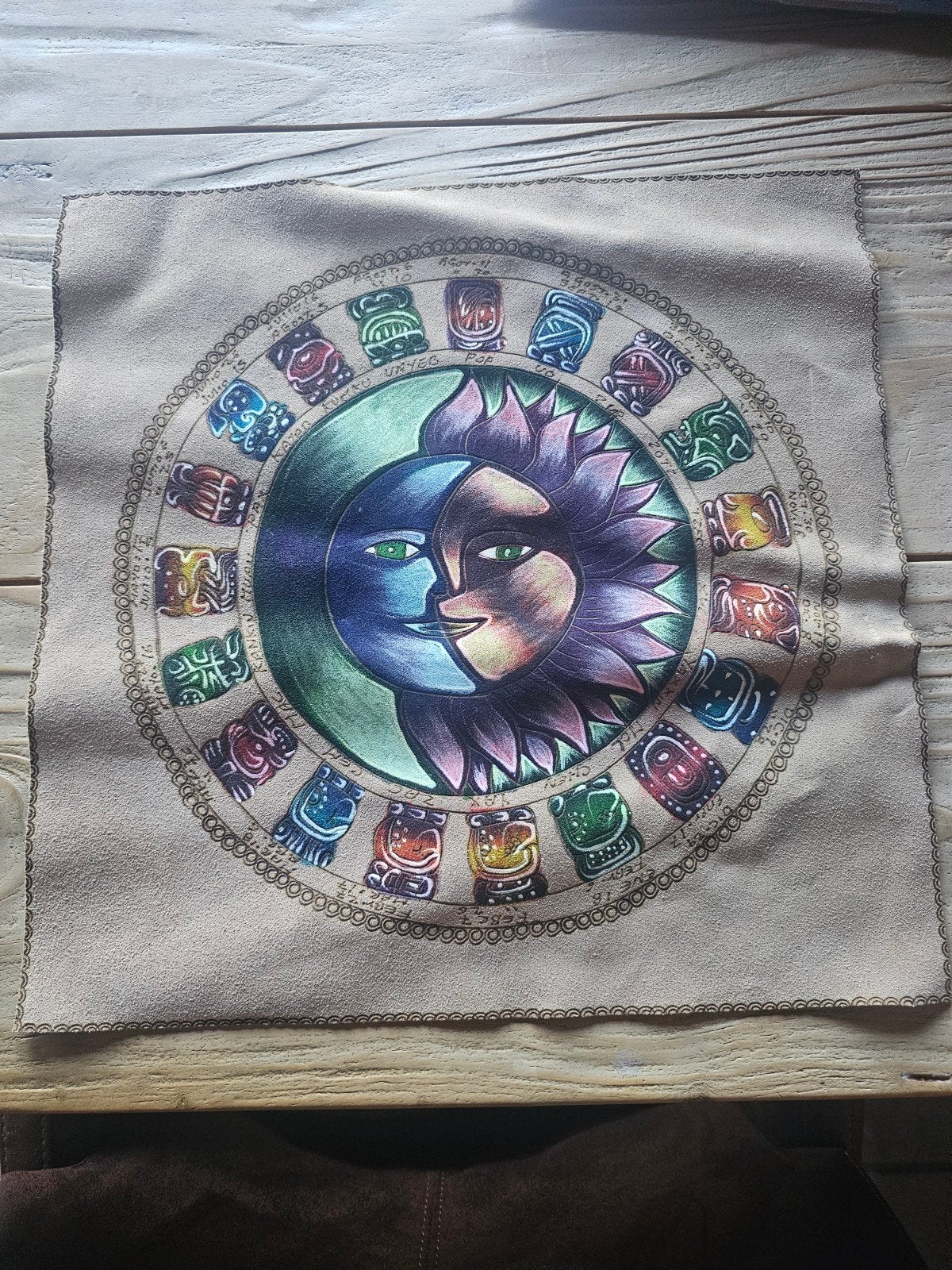 Handbeschilderde suède wandkleed – Maya/Azteekse kalender, Ophalen of Verzenden, Handgeschilderd, Doek