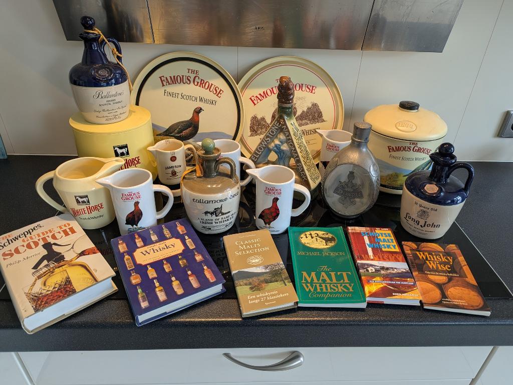 Whiskey verzameling. Kruiken, waterkannen, boek, dienbladen, Verzamelen, Merken en Reclamevoorwerpen, Ophalen of Verzenden, Zo goed als nieuw
