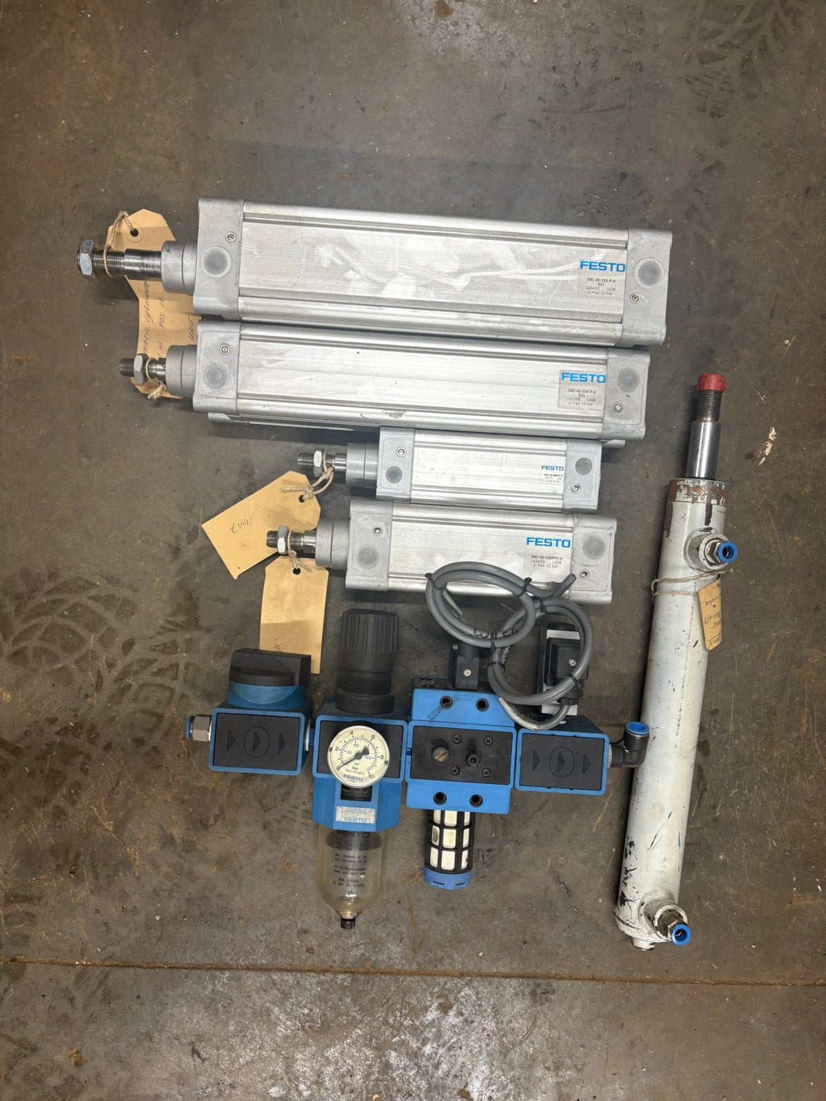 Festo pneumatische cilinders + ventielen/luchtverzorging