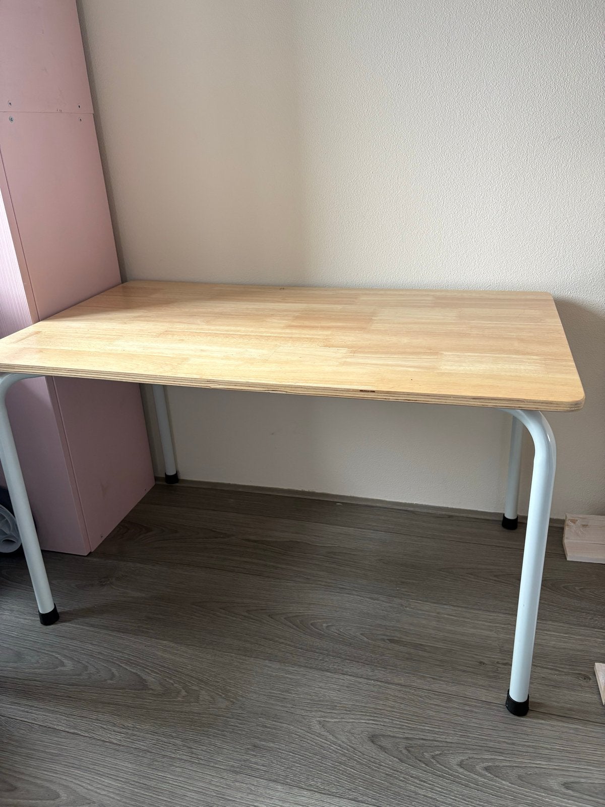 Houten bureau/tafel met metalen poten, Ophalen, Zo goed als nieuw, Tafel(s)