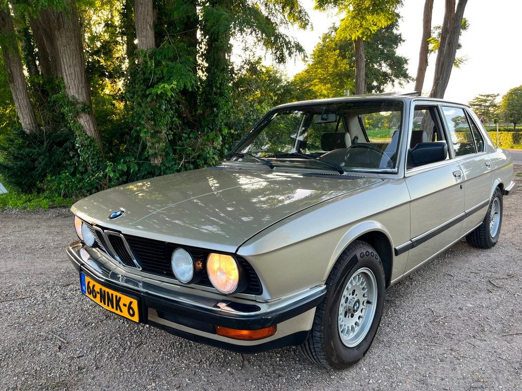 BMW 5-serie 520i, 127 pk, Gebruikt, Beige, Bedrijf