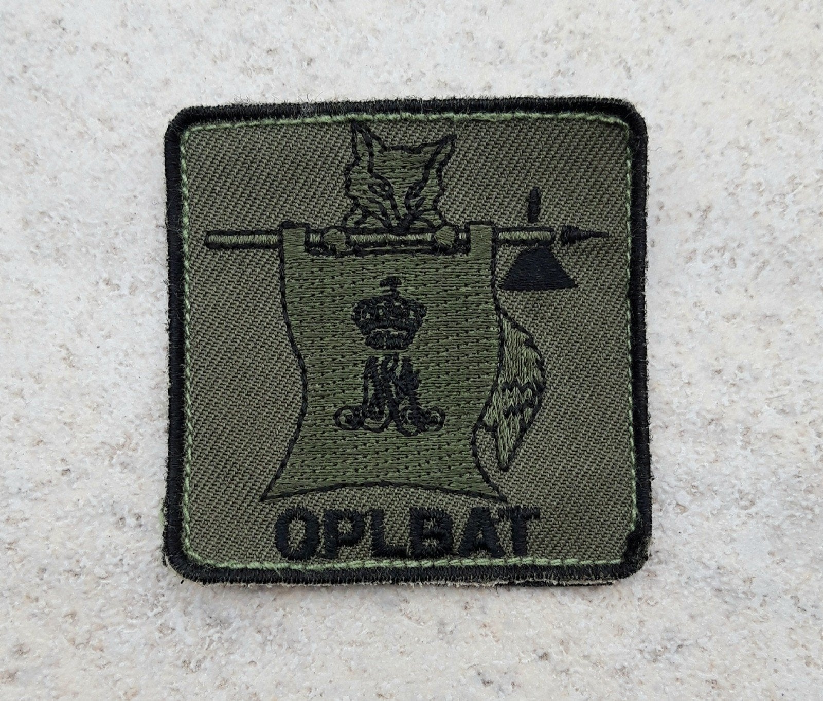 Borstembleem (5x5) OPLBAT, Koninklijke Militaire Academie, Verzenden, Landmacht, Nederland, Embleem of Badge