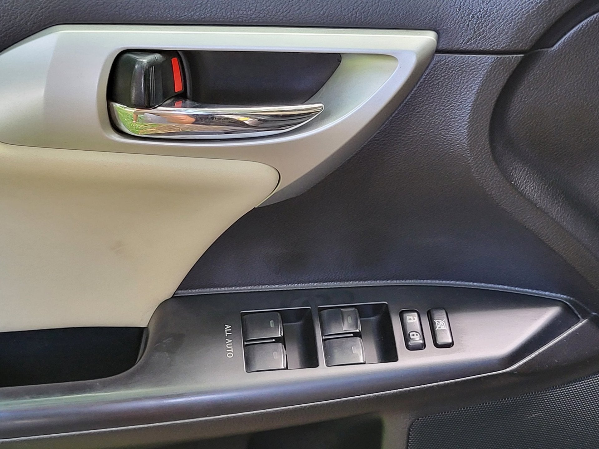 Lexus CT 200h Hybride 136 ch • Boîte auto • Cuir beige • GPS • Caméra de recul • Keyless