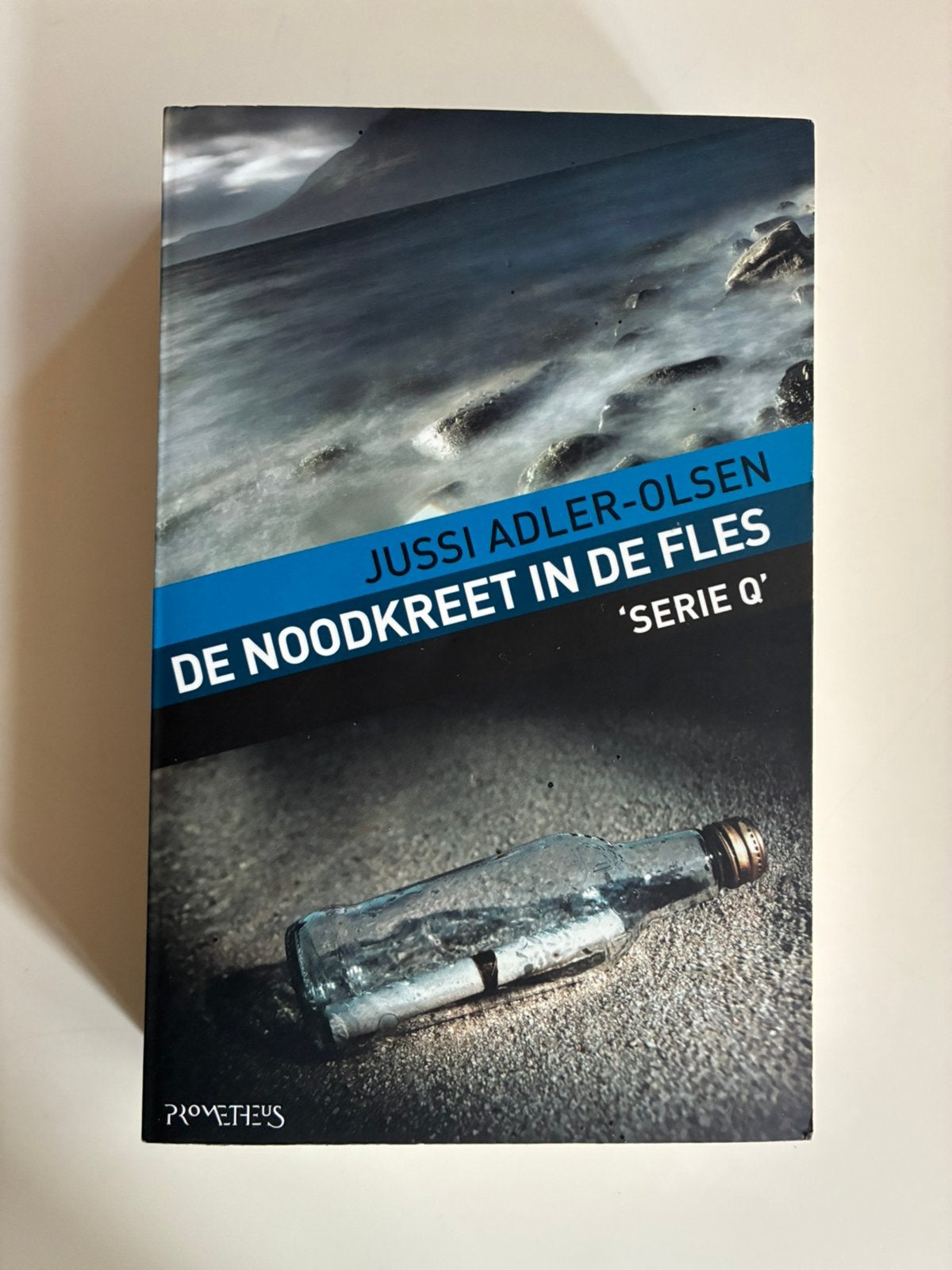 Jussi Adler-Olsen - De noodkreet in de fles, Ophalen of Verzenden, Zo goed als nieuw, Jussi Adler-Olsen