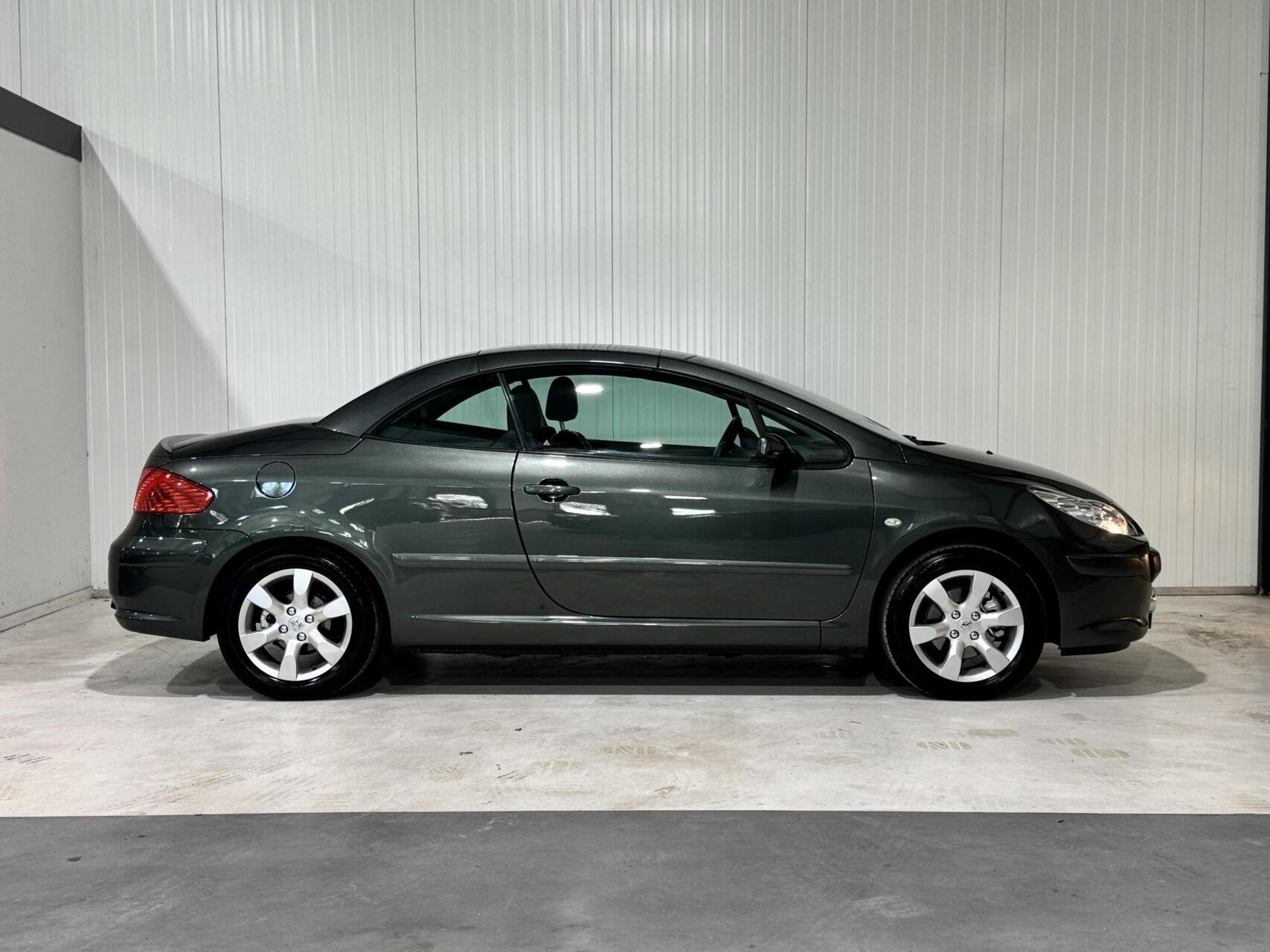 Peugeot 307 CC 2.0-16V Oxygo|TREKHAAK AFNEEMBAAR|PARKEERSENS, Gebruikt, 4 cilinders, 4 stoelen, Bedrijf