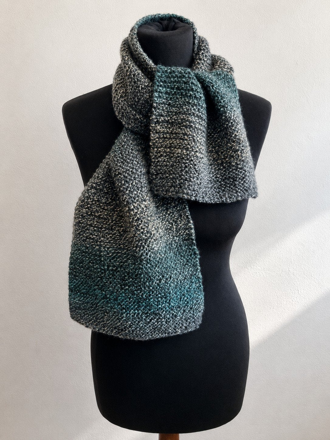 HANDGEBREIDE SJAAL  OMSLAGDOEK WOOL MIX NIEUW, Ophalen of Verzenden, Nieuw, Maat 38/40 (M), Sjaal