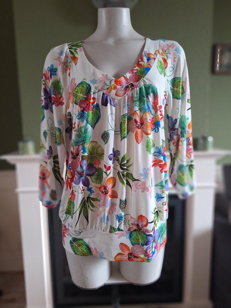 Amania Mo NL 40 v hals bloemen top, Maat 42/44 (L), Zo goed als nieuw, Korte mouw, Amania Mo