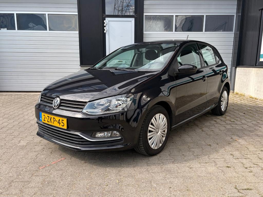 VW Polo 1.2 TSI 2015 | NL Auto | Volledige Historie, Auto's, Volkswagen, Stof, 40 €/maand, 4 cilinders, Zwart