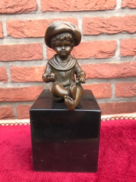 kind met bal, brons en marmer, Ophalen of Verzenden, Gemerkt, Brons, Beeld