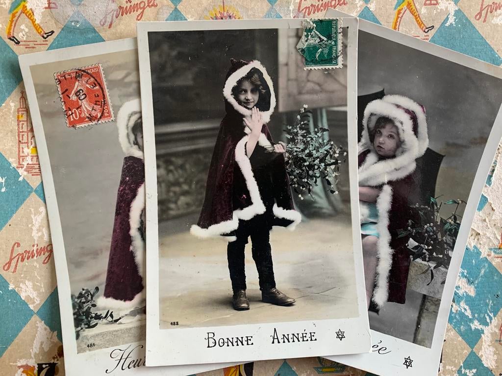 3x Nieuwjaar - meisje in rode cape, Ophalen of Verzenden, Voor 1920, Gelopen, Feest(dag)