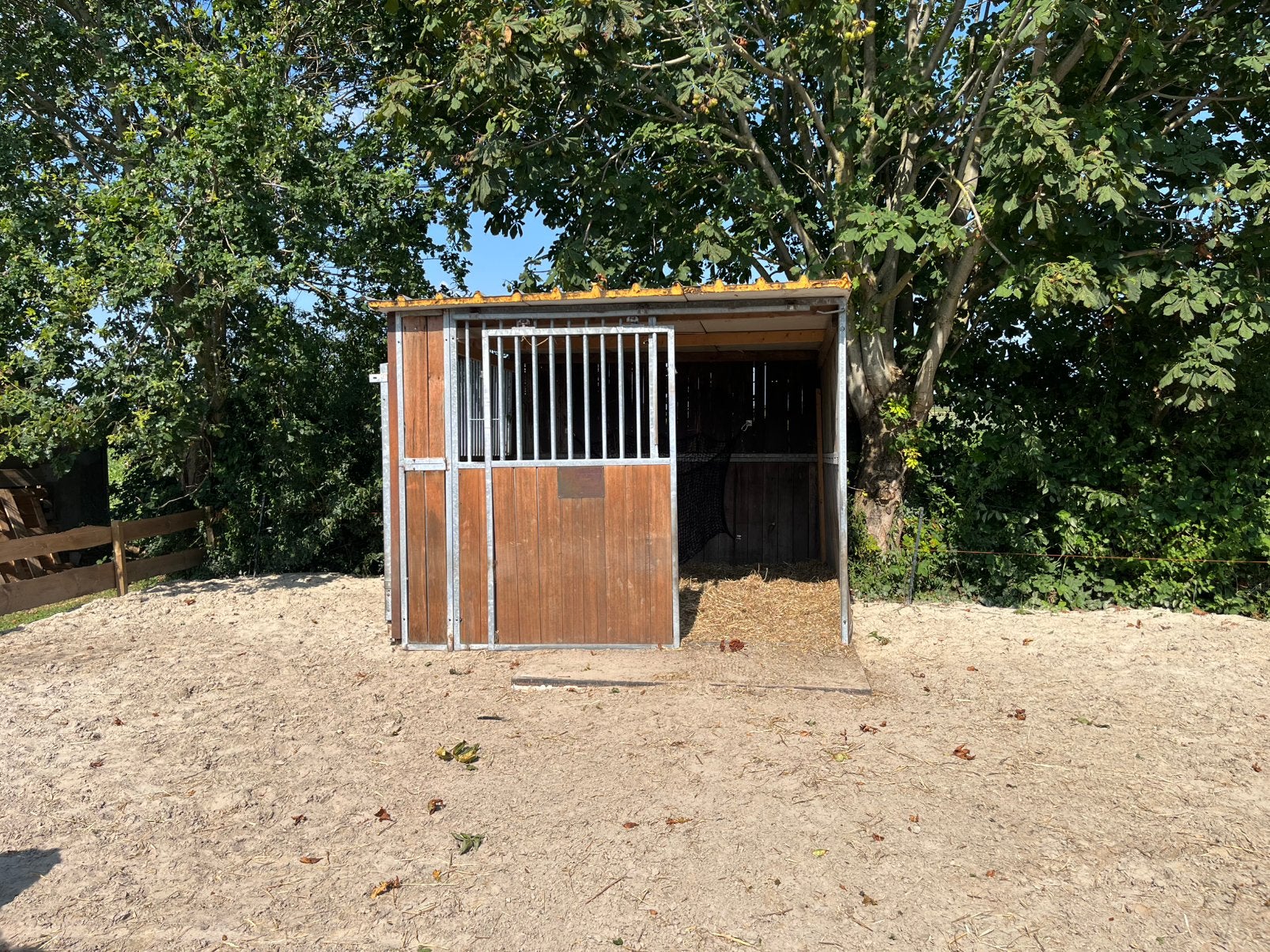 Buitenstal 3x3 te koop evt met omheining, Stalling