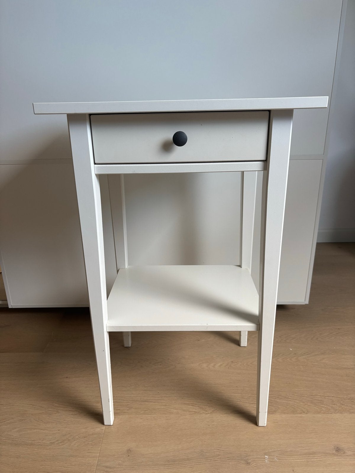 Wit hemnes nachtkastje met lade en plank ikea, Ophalen, Minder dan 55 cm, Vierkant, Zo goed als nieuw