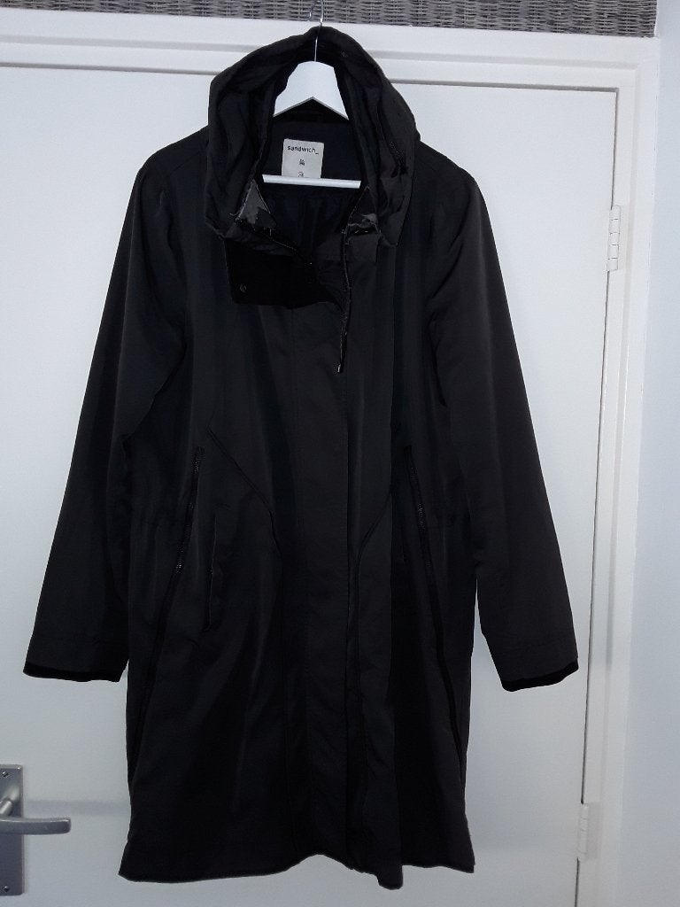 Sandwich Zwarte Lange Jas Met Capuchon Maat 42, Kleding | Dames, Jassen | Zomer, Zwart, Maat 42/44 (L), Ophalen of Verzenden, Sandwich