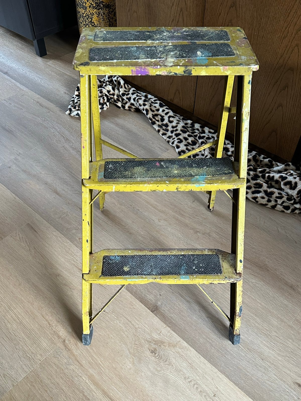 Vintage geel metalen krukje met 3 treden, Ophalen, Gebruikt, IJzer