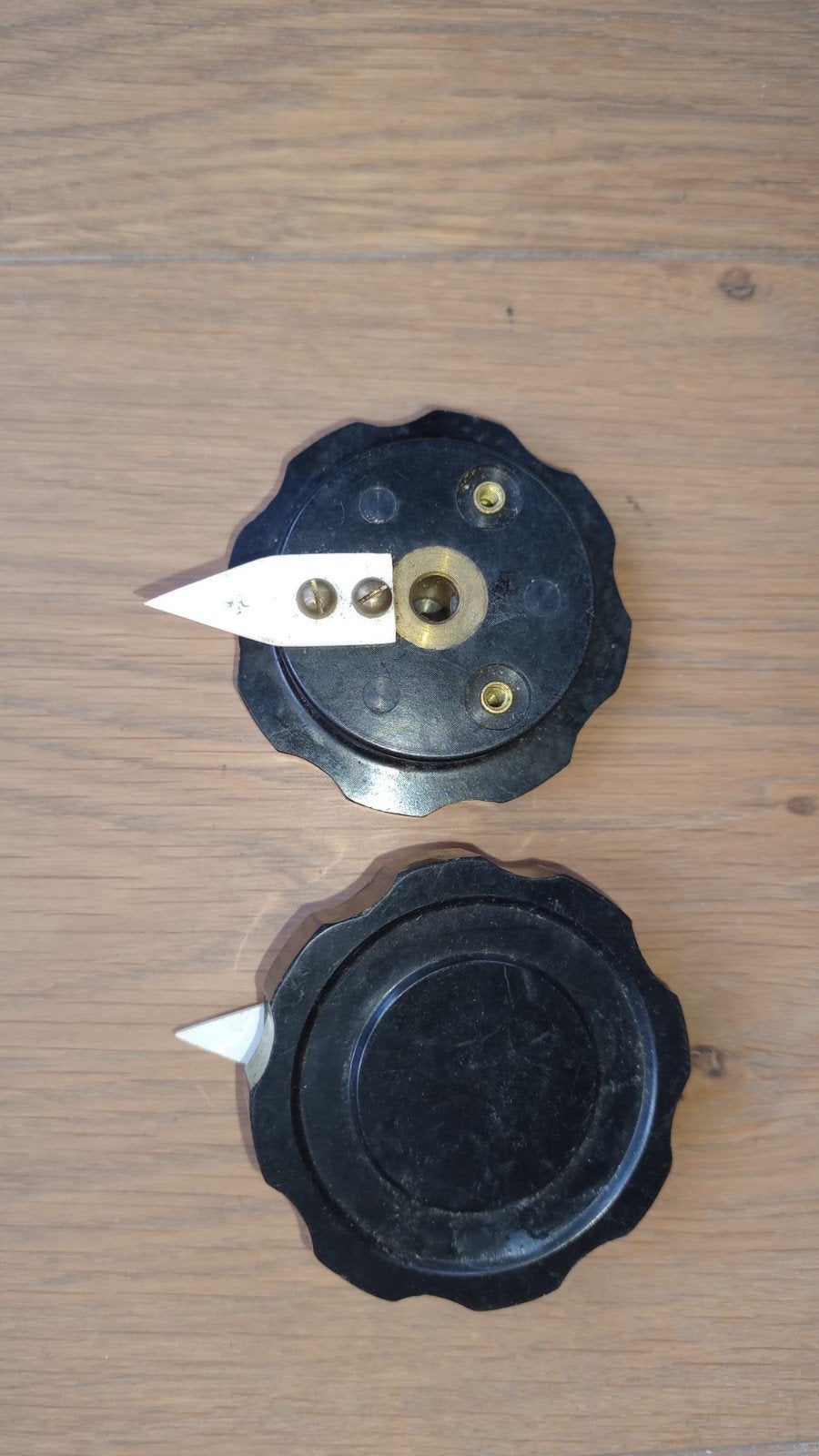 2 identieke Bakelieten vermoedelijk radio knoppen, Ophalen of Verzenden