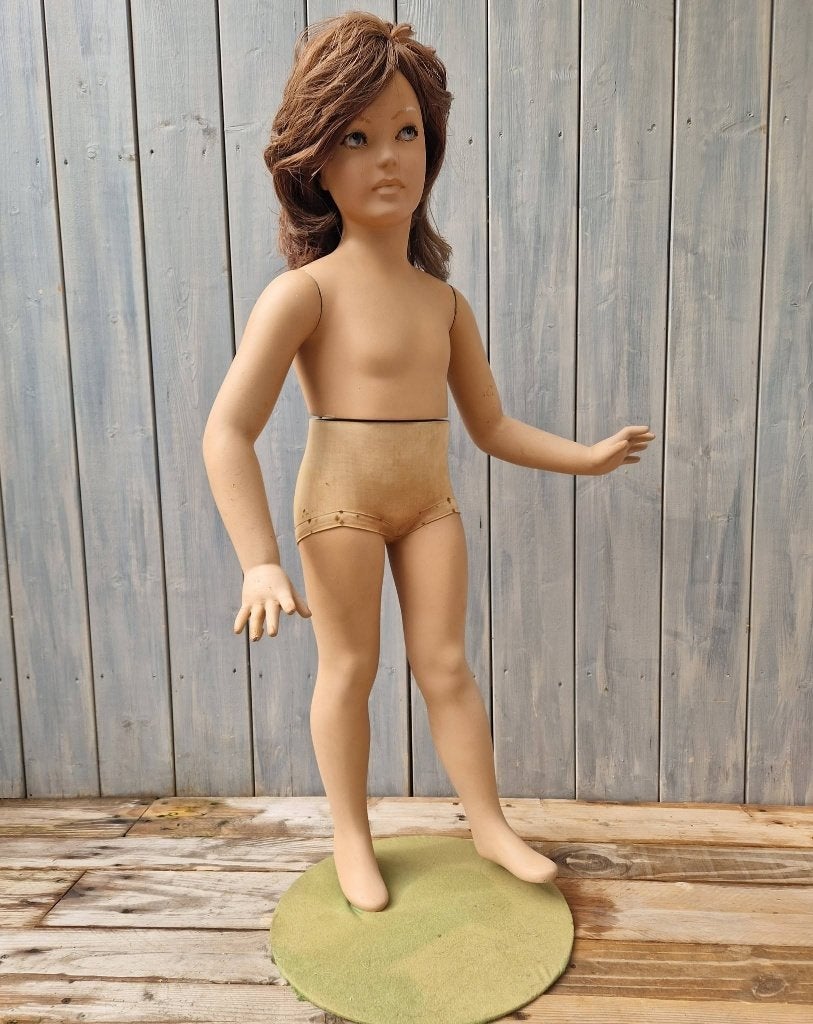 vintage etalagepop meisje 108 cm paspop oud museumfiguur, Ophalen