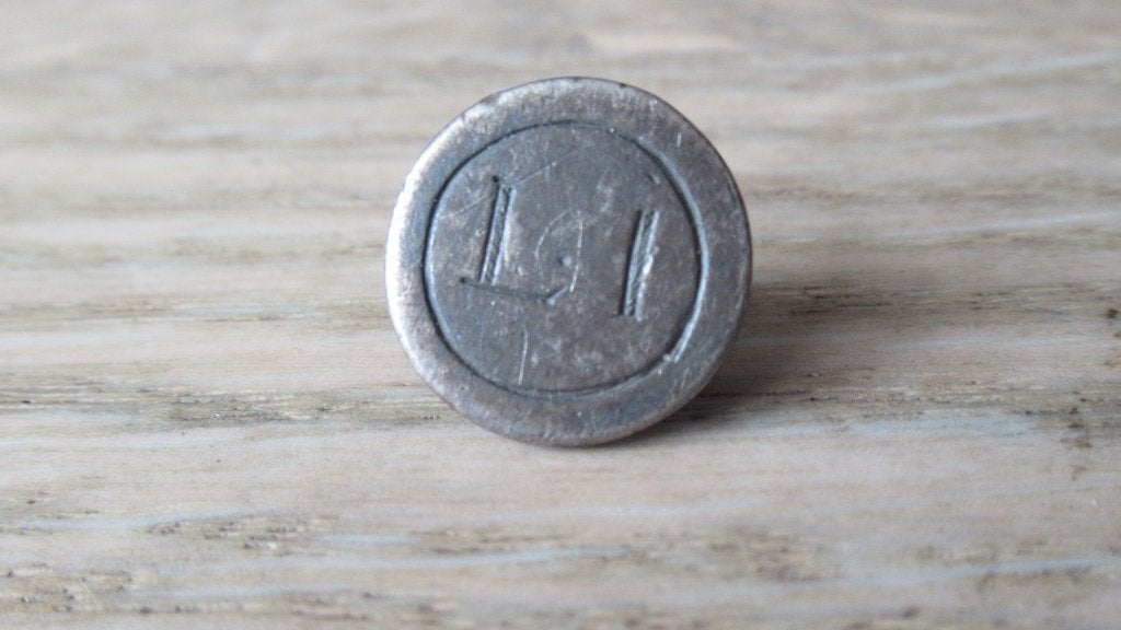 Zilveren 17/e eeuwse knoop met letters L .I / bodemvondst, Ophalen of Verzenden, Zilver