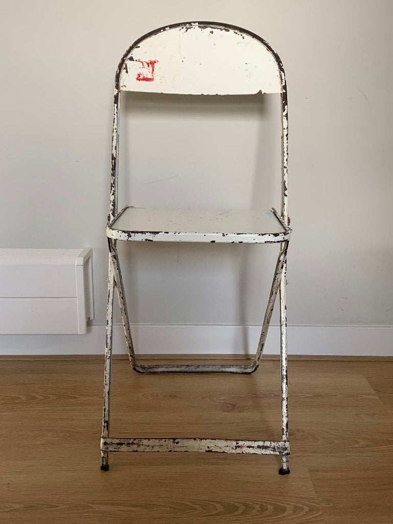 Vintage industriële metalen klapstoel – verweerd wit., Ophalen, Huis en Inrichting
