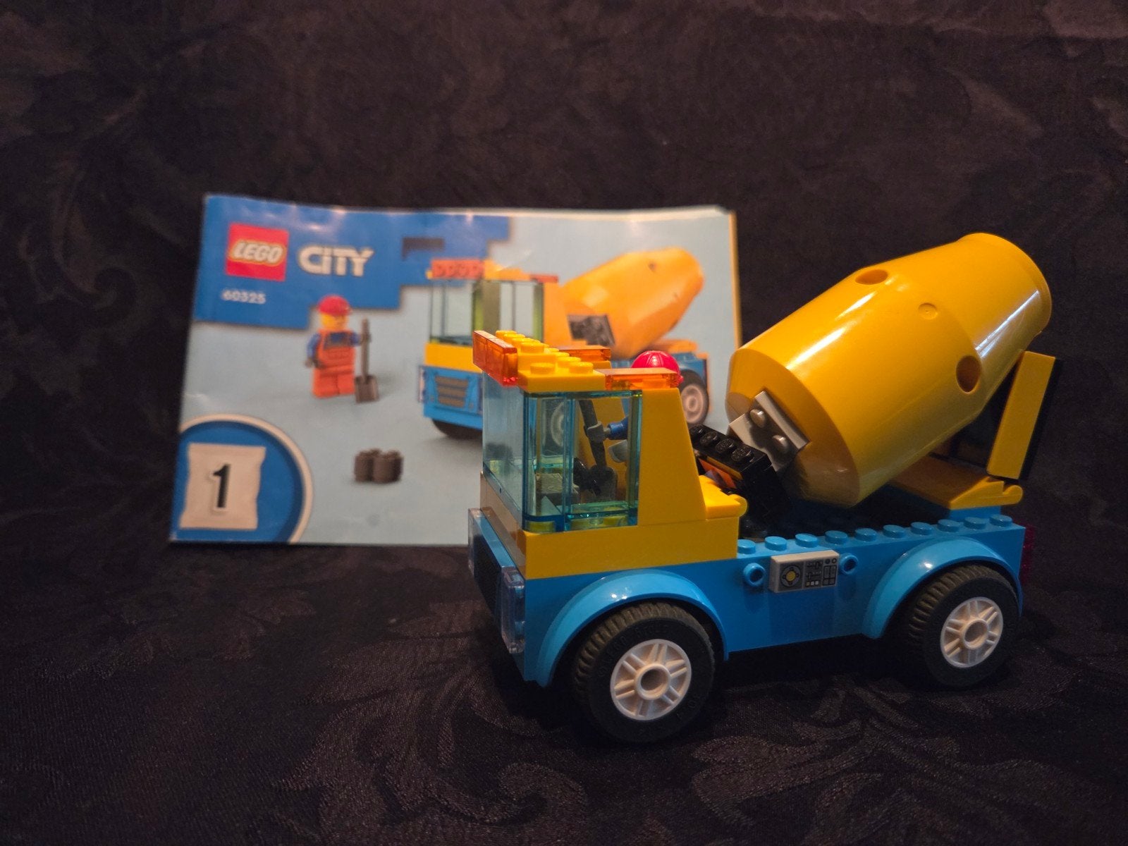 LEGO City Cementwagen 60325 met minifiguur en accessoires, Ophalen of Verzenden, Zo goed als nieuw